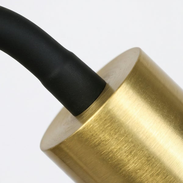 Detailansicht einer Leuchtenfassung aus Metall mit Kabelanschluss