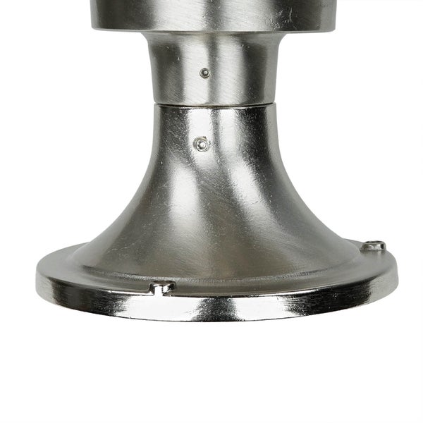 Detailaufnahme einer metallenen Lampenhalterung zur Deckenmontage