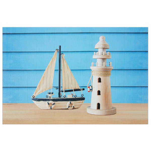 Glasbild mit maritimen Motiven wie Segelboot und Leuchtturm aus Holz auf einer Holzoberfläche