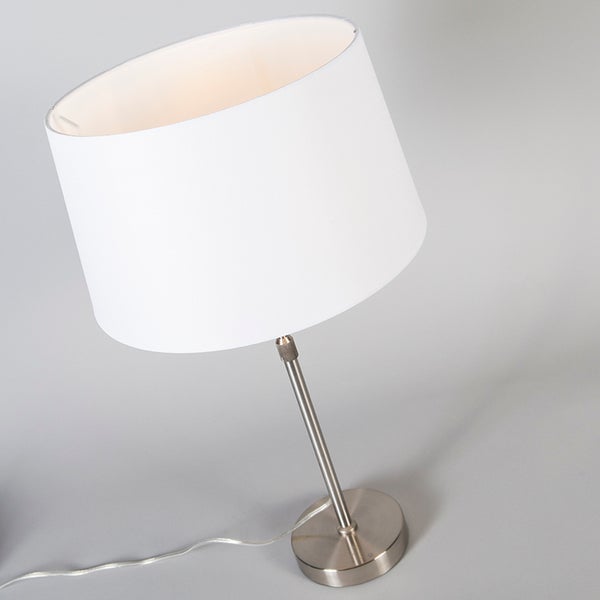 Tischleuchte mit weißem Lampenschirm und silbernem Metallsockel
