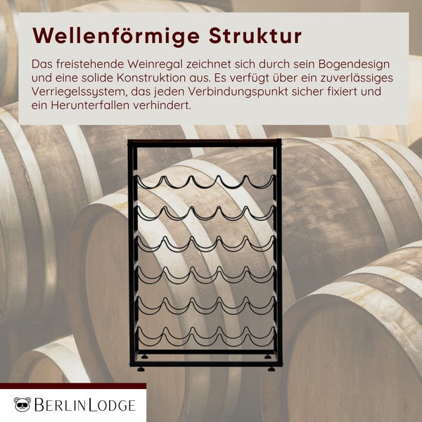 Freistehendes Weinregal mit wellenförmiger Struktur und Holzablage oben vor Weinfässern. Berlin Lodge Logo.