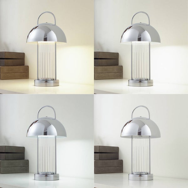 Tragbare Tischleuchte in Chrom mit pilzförmigem Schirm und Henkel, vier Farbtemperaturen von warmweiß bis kaltweiß.