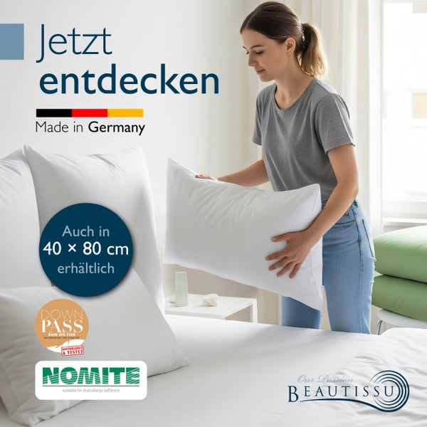 Zwei weiße Kopfkissen auf einem Bett in den Größen 80 mal 80 Zentimeter und 40 mal 80 Zentimeter.