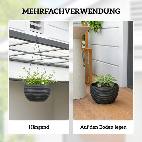 Hängender und stehender Pflanztopf mit Rillenstruktur auf einer Terrasse, bepflanzt mit Blumen und Grünpflanzen.
