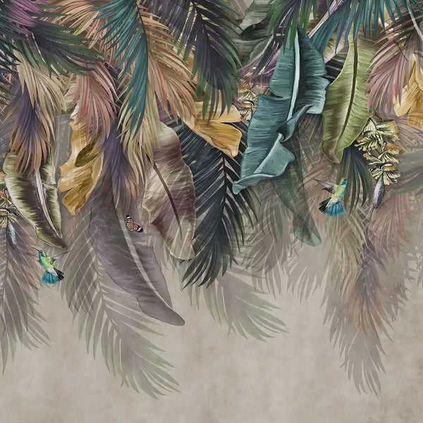 Fototapete mit tropischen Blättern, Kolibris und Schmetterlingen in gedeckten Erdtönen.