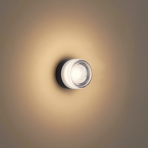 Moderne runde LED Wandleuchte mit strukturiertem Glasdiffusor für eine gleichmäßige Lichtverteilung an der Wand.