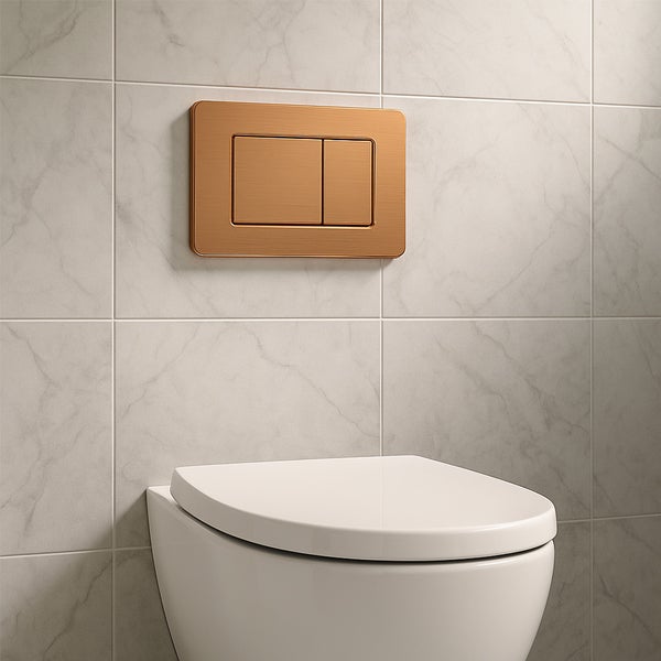 Nahaufnahme einer Toilette mit Betätigungsplatte an einer gefliesten Wand