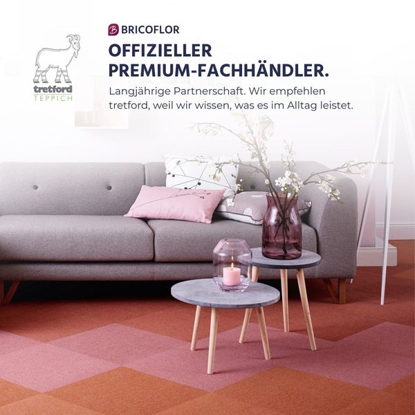 Modernes Wohnzimmer mit Tretford Teppichfliesen, Sofa und Tischen. Bricoflor Logo und Tretford Logo. Offizieller Premium-Fachhändler.