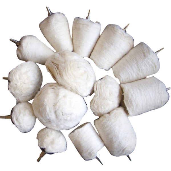 Handwerker demontiert Heizungsrohr mit einer oszillierenden Säge