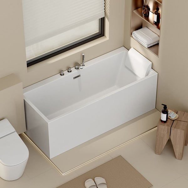 Moderne weiße Einbau-Badewanne in einem eleganten Badezimmer mit Badarmaturen und einem Nackenkissen für ein komfortables Badeerlebnis.