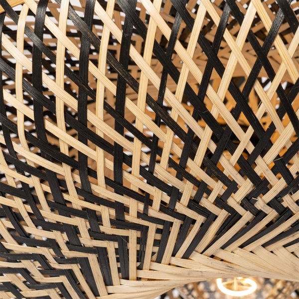 Detailaufnahme einer geflochtenen Lampe aus Bambus