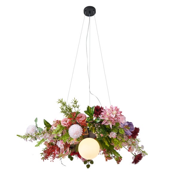 Pendelleuchte mit künstlichen Blumen in Rosa, Rot und Weiß sowie einer runden Glaskugel.