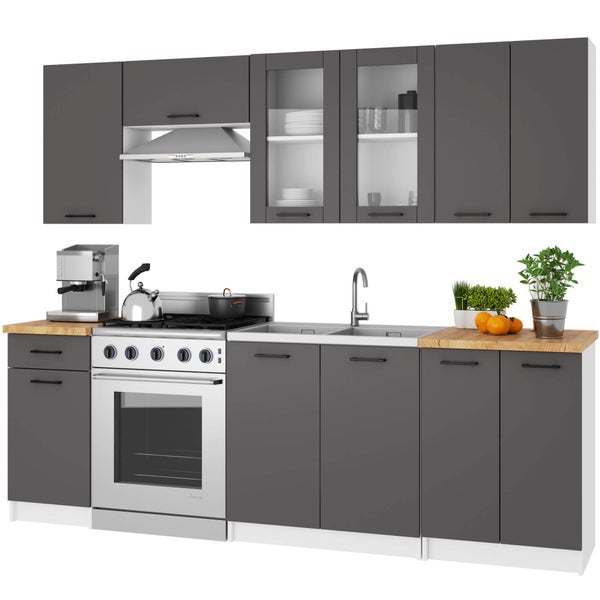 Komplette Küchenzeile mit Ober- und Unterschränken, Herd und Spüle.