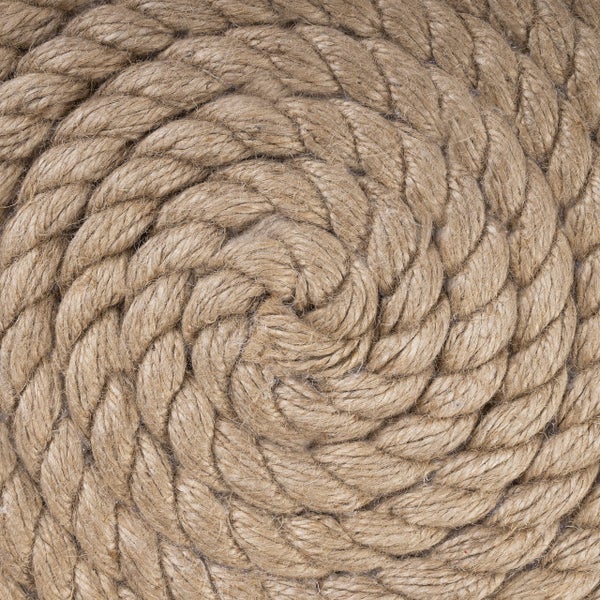Nahaufnahme eines spiralförmig aufgewickelten Seils aus Naturfaser mit geflochtener Struktur.
