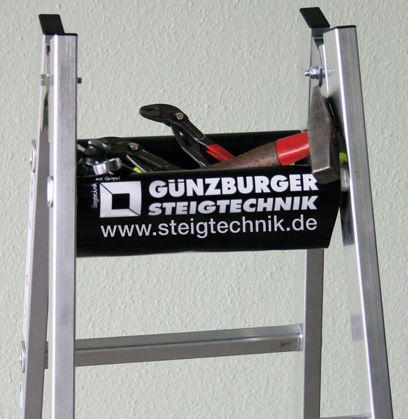 Ablageschale mit Werkzeug montiert an einer Leiter von Günzburger Steigtechnik Logo