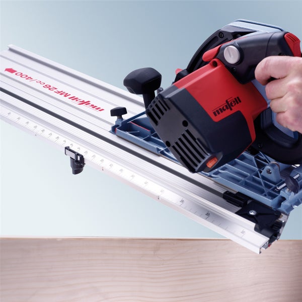 Mafell Multi-Fräse MF 26 cc auf einer Führungsschiene beim Fräsen einer Holzplatte.