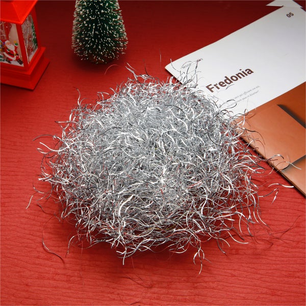 Silbernes Lametta als Weihnachtsdekoration