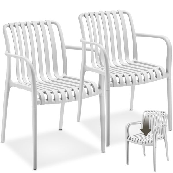 Zwei stapelbare Gartenstühle mit Armlehnen aus Kunststoff im Latten-Design.