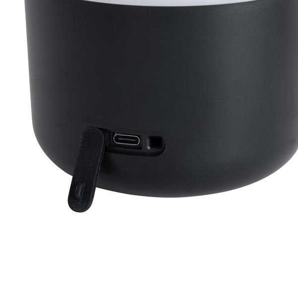 USB-C-Ladeanschluss mit geöffneter Gummischutzabdeckung an einem schwarzen Gehäuse.