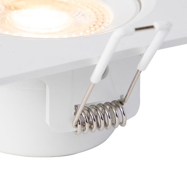 Weißer LED-Einbaustrahler mit Detailansicht der Metall-Haltefeder und eingeschaltetem Leuchtmittel.