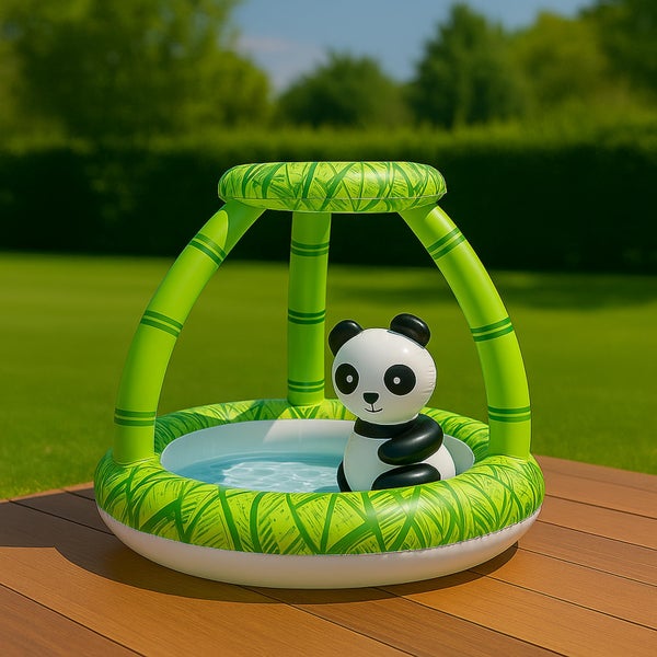Aufblasbares Planschbecken für Babys mit Sonnendach im Bambus-Design und Panda-Figur auf einer Holzterrasse im Garten.