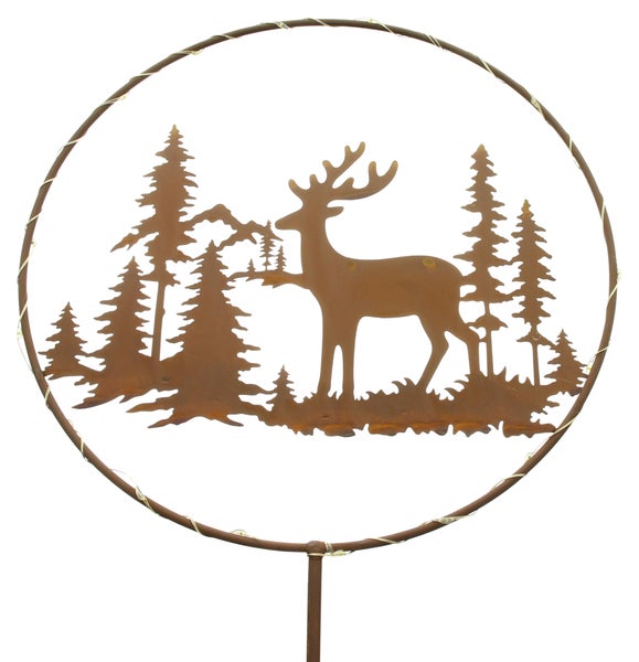 Dekorative Gartenstele mit Hirsch-, Berg- und Tannenmotiv, umrandet von einem beleuchteten Kreis