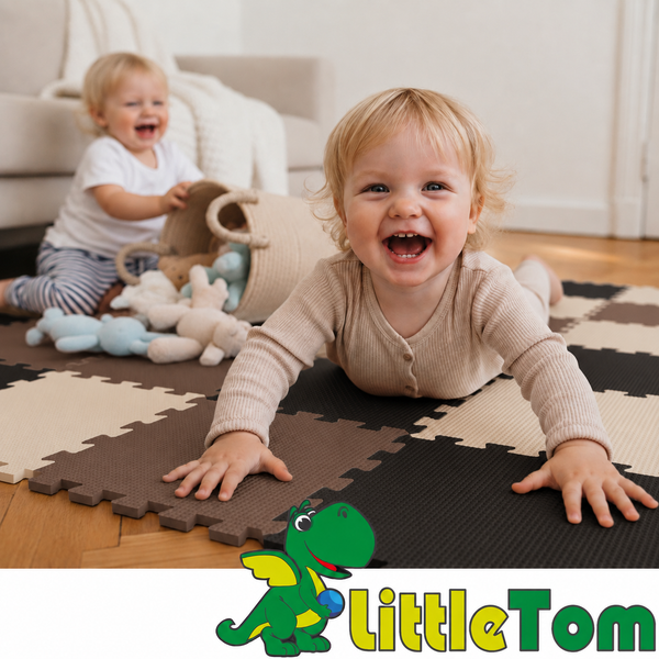 Zwei Kleinkinder spielen auf einer quadratischen Puzzlematte aus Schaumstoff mit ineinandergreifenden Kanten im Wohnzimmer LittleTom Logo