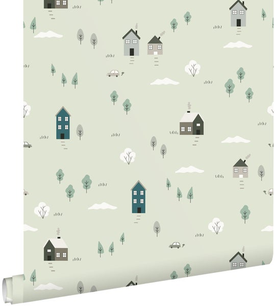 Vliestapete mit illustriertem Dorf-Muster, Häusern, Bäumen und Wolken.