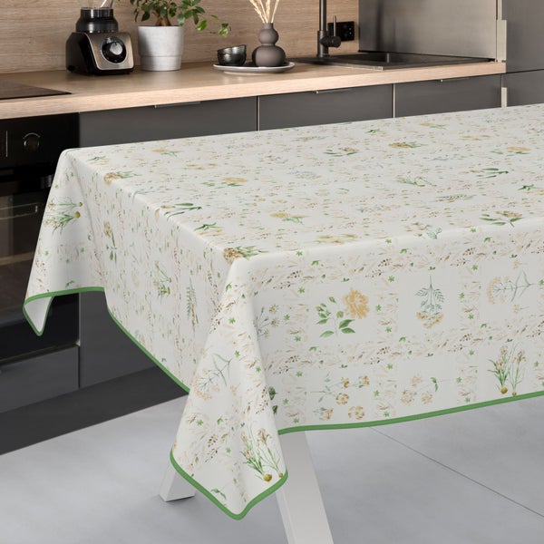 Tischdecke mit Blumenmuster in einer Küche