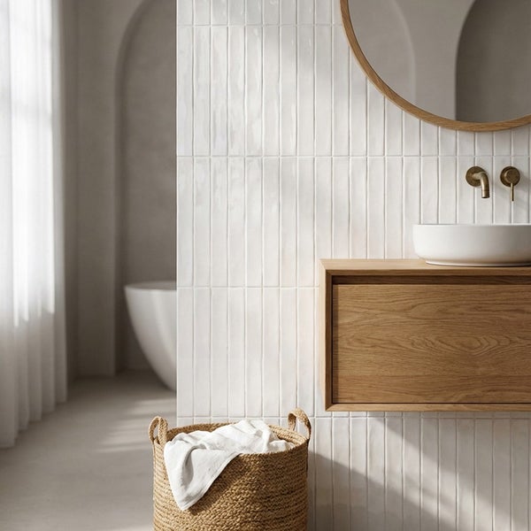 Modernes Badezimmer mit vertikalen Wandfliesen, einem hängenden Holzwaschtisch, einem runden Spiegel und einem Jute-Korb.