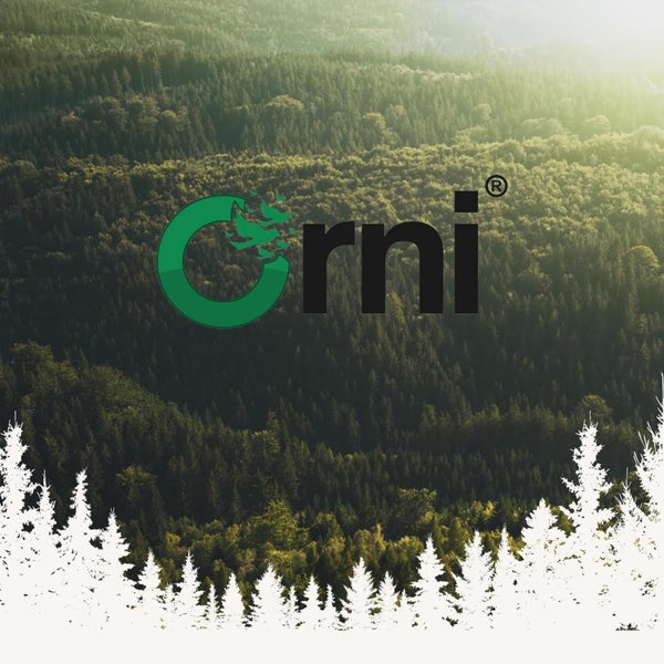 Crni Logo vor Waldkulisse