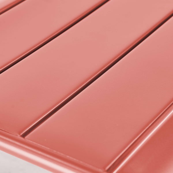 Nahaufnahme einer Tischplatte aus Metall mit parallelen Latten in Terrakotta.