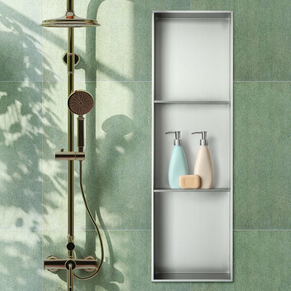 Moderne helle Dusche mit goldfarbenem Duschsystem und Wandnische aus Edelstahl mit drei Ablagen vor grünen Wandfliesen.