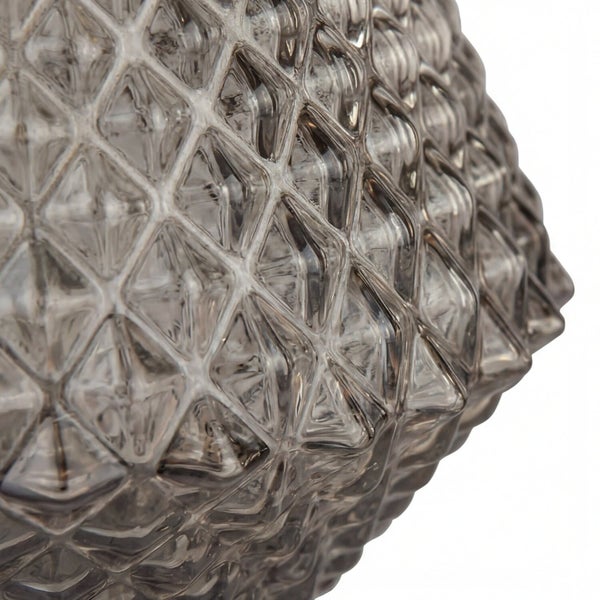 Nahaufnahme einer Lampe mit einem geometrischen Diamantenmuster