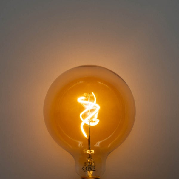 LED-Filament-Globelampe mit spiralförmigem Leuchtdraht, warm leuchtend.
