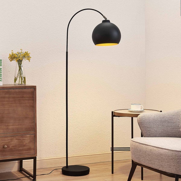 Bogenlampe im Wohnzimmer mit Kommode, Tisch und Sessel