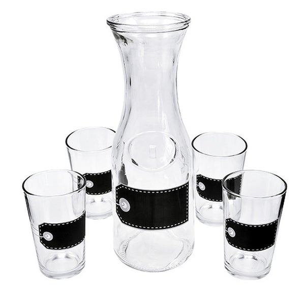 Glaskaraffe-Set mit vier Gläsern und schwarzen, beschreibbaren Etiketten.