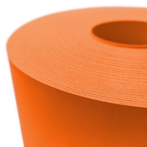 Rolle mit orangefarbenem Absperrband aus Kunststoff