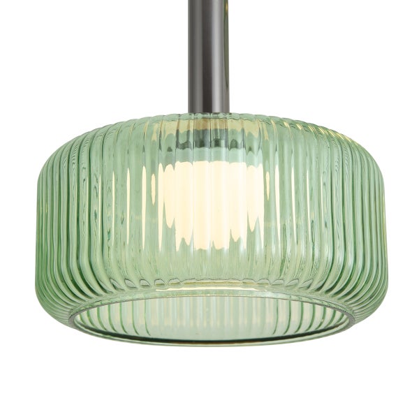 Hängelampe mit geriffeltem Glasschirm in Lichtgrün und Metallelementen