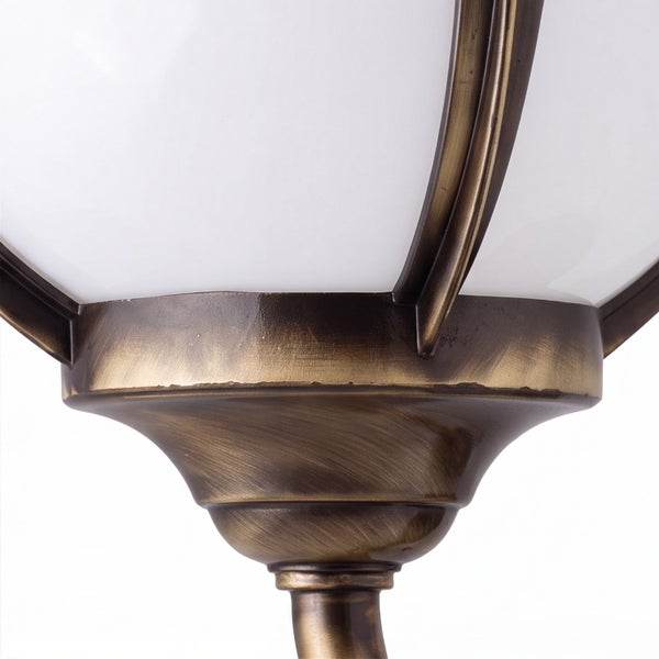 Detailansicht einer Außenleuchte aus Metall in Bronze-Optik mit weißem Glas.