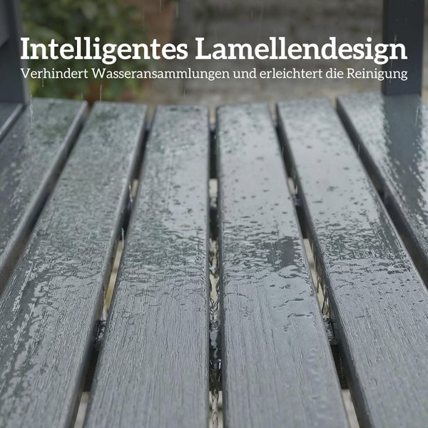 Detailaufnahme von Gartenmöbeln mit Lamellendesign bei Regen für verbesserten Wasserablauf.