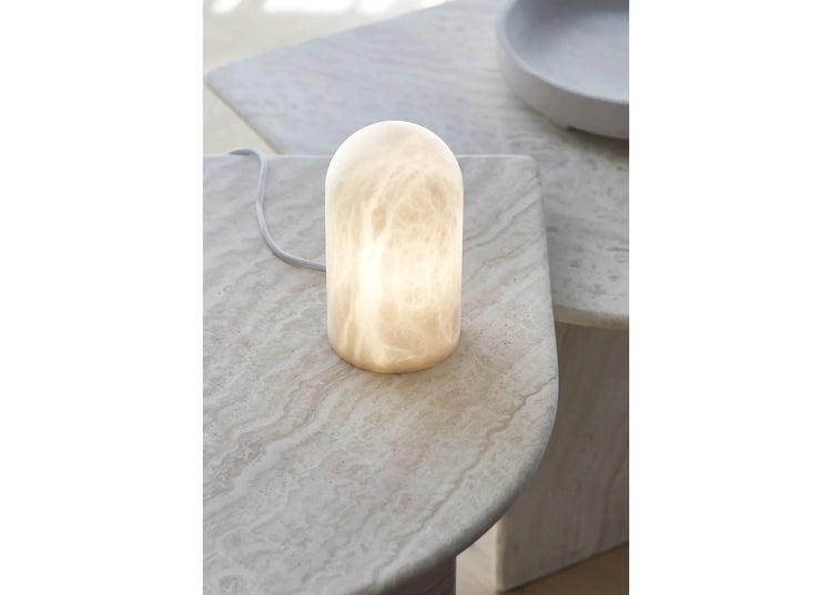 Tischleuchte mit kuppelförmigem Schirm aus Alabaster auf einem Steintisch