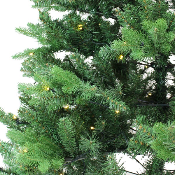Detailaufnahme eines künstlichen Weihnachtsbaums mit Beleuchtung