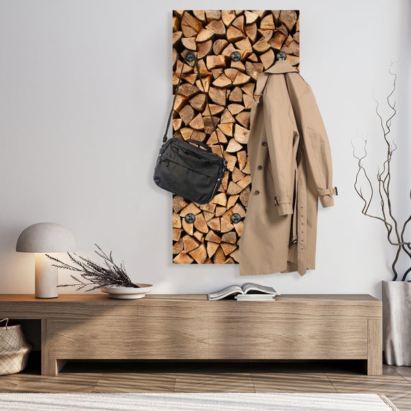 Garderobenpaneel mit Holzscheit-Motiv, Mantel und Tasche