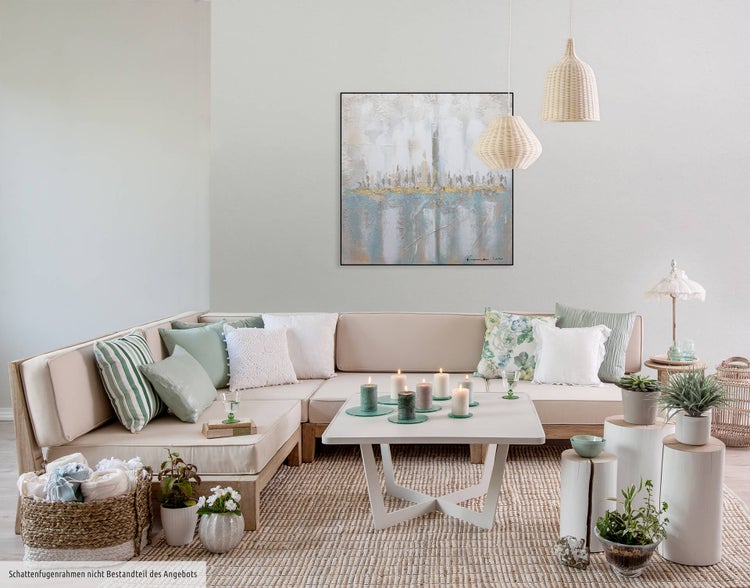 Wohnzimmer mit Ecksofa, Couchtisch, Dekoration und Teppich für eine gemütliche Atmosphäre
