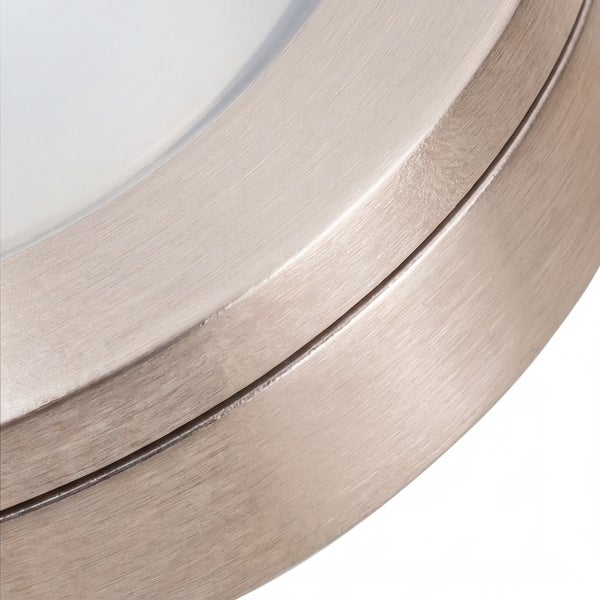 Detailansicht einer runden Deckenleuchte mit einem Gehäuse aus gebürstetem Metall.