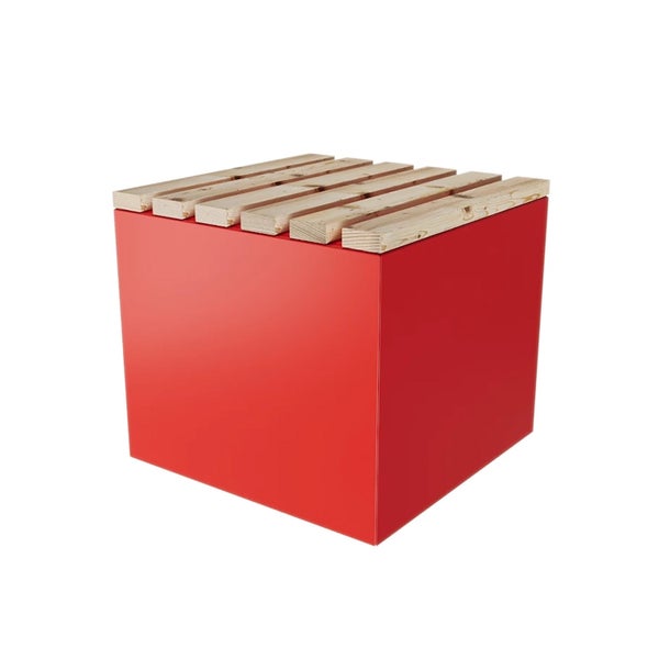 Hocker aus rotem Metall mit einer Sitzfläche aus hellen Holzlatten.