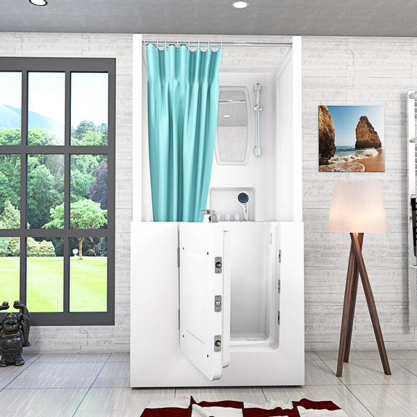 Barrierefreie Sitzbadewanne mit offener Einstiegstür, türkisfarbenem Duschvorhang und Armaturen in einem hellen Badezimmer mit großem Fenster.