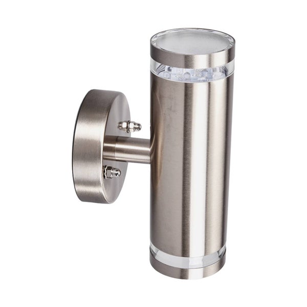 Moderne Außenwandleuchte aus gebürstetem Edelstahl in Zylinderform mit Lichtaustritt nach oben und unten.