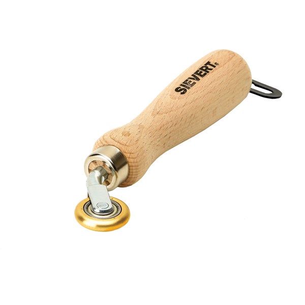 Einrichtungs Szene mit gemustertem Teppich, Bank, Kissen und Dekorationsgegenständen für ein gemütliches Ambiente.